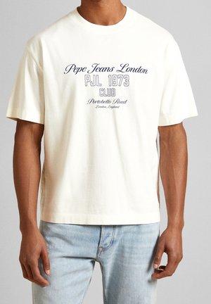 Weißes Baumwoll-T-Shirt mit navyblauem Text: "Pepe Jeans London PJL 1973 CLUB" mit rundem Ausschnitt und kurzen Ärmeln.