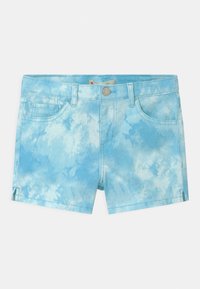 Pantalones cortos de mezclilla azul claro con un patrón de tie-dye, diseño de cinco bolsillos y sutiles cortes laterales. Incluye un botón en la parte delantera y pasadores para cinturón.