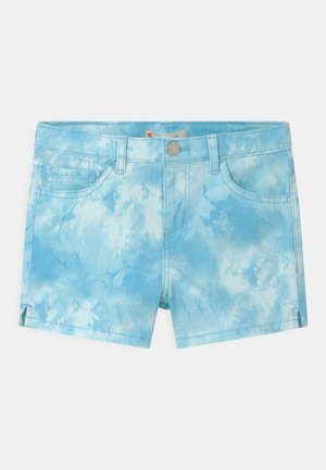 Jasnoniebieskie szorty dżinsowe z wzorem tie-dye, pięcioma kieszeniami i delikatnymi rozcięciami po bokach. Zawierają guzik z przodu i szlufki na pasek.