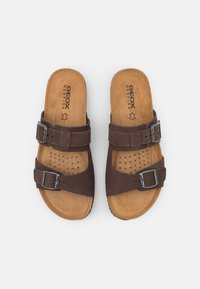 Sandali in suede marrone con due fibbie regolabili, soletta sagomata e soletta forata per la traspirabilità. Marchio Geox sulla soletta.