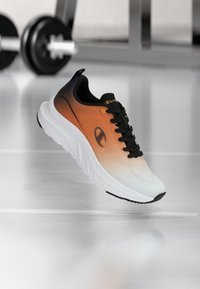 Ανδρικό αθλητικό παπούτσι τρεξίματος με διχτυωτό επάνω μέρος σε διαβάθμιση από πορτοκαλί σε λευκό, μαύρες λεπτομέρειες, κλείσιμο με κορδόνια και παχύ λευκό πάτο με υφή.