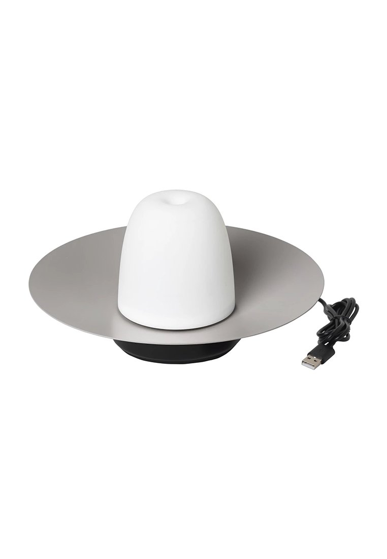 Weiße, bauchige Lampe auf einem runden grauen Sockel. Verfügt über ein USB-Kabel zum Aufladen. Glatte Oberfläche mit matter Oberfläche, kompaktes Design.