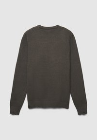 Dunkelgrüner Strickpullover mit einem gerippten Rundhalsausschnitt, langen Ärmeln und einem gewellten Saum. Glatte Textur, mittleres Gewicht.