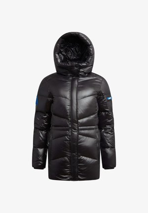 Mustat talviparka, jossa on huppu, kiiltävä pinta, suljettu ompelu ja sininen logo vasemmassa hihassa. Vetoketjulliset sivutaskut.