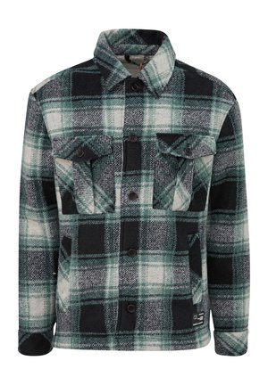 Chaqueta de franela a cuadros verdes y negros con cuello, dos bolsillos en el pecho, cierre de botones y tejido texturizado. Presenta botones oscuros y etiqueta en el dobladillo.