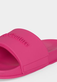 Φωτεινή ροζ σαγιονάρα με φαρδιά λουρί που έχει ανάγλυφο διακοσμητικό κείμενο και υφασμένο πάτο.