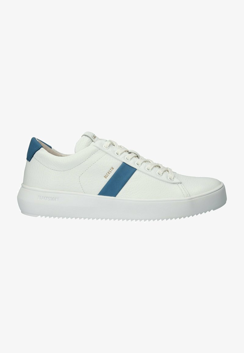 Vita lädersneaker med en blå accentlinje, platt vit sula, strukturerad överdel och traditionell snörning. Har branding på sidan.