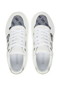 Weiße Sneakers mit einem Obermaterial aus Denim und einem blauen Muster. Die Schnürsenkel sind weiß, mit einem Logo auf der Zunge und silbernen Hardware-Details.