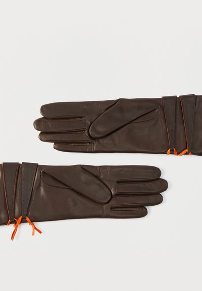 Rudos odinės pirštinės su elegantišku dizainu, trimis lygiagrečiomis siūlėmis ir oranžinėmis surišimo detalėmis ant rankogalių. Lygus paviršius.