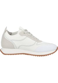 Weiße und graue Turnschuhe mit einer strukturierten Oberfläche, ausgestattet mit einem Schnürdesign, Gummisohle und kontrastierenden Akzenten an Ferse und Zehen.