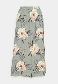 Maxirok met bloemenprint in groen met crmewitte en marineblauwe pioenroosmotieven. Heeft een elastische tailleband en een vloeiende, gestructureerde stof.