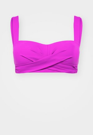 Pinkes Bandeau-Top mit breiten Schulterträgern, gedrehtem Vorderdesign, glatter Textur und nahtlosem Finish. Geeignet für Badebekleidung oder Freizeitbekleidung.