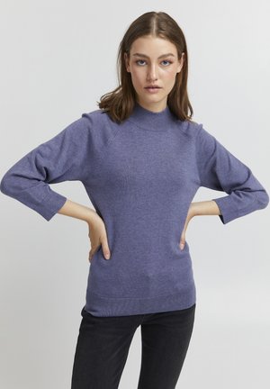 Lilla strikket sweater med høj hals, trekvartærmer og ribstrikkede manchetter og kant. Blød tekstur og tætsiddende silhuet.