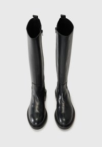 Mustad mustad säärebootsid sileda viimistlusega, külgmise tõmbluku ja ülaosas tõmbenööbiga, ümmarguse nina ja minimalistikku disainiga.