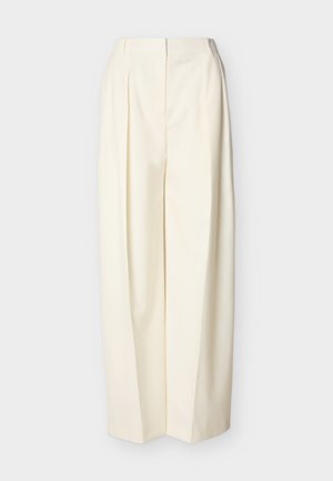 Pantalon crème à taille haute et jambes larges avec plis devant, fermeture éclair avant dissimulée et passants pour ceinture.