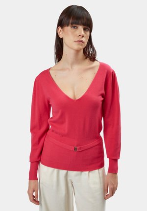 Rød, langærmet sweater med dyb V-udskæring, ribbet kant og en indsnævret talje, lavet af blødt materiale for komfort og stil.