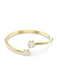 Gouden bangle armband van geel goud, met twee heldereedelstenen, één ovaal en één hexagonaal, asymmetrisch gepositioneerd aan de uiteinden.