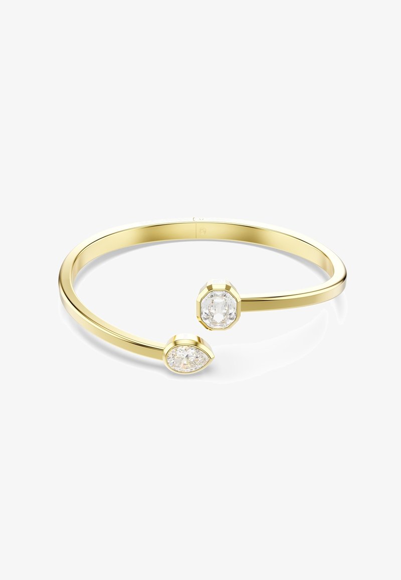 Gouden bangle armband van geel goud, met twee heldereedelstenen, één ovaal en één hexagonaal, asymmetrisch gepositioneerd aan de uiteinden.