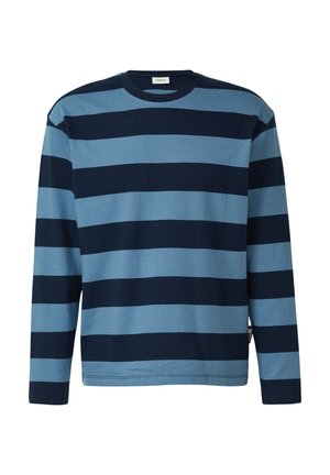 Maglietta a maniche lunghe con scollo rotondo e ampie strisce orizzontali alternate di blu navy e azzurro.