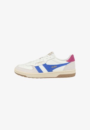 Witte sport sneakers hebben blauwe en roze suède accenten, een gevoerde tong en een gestructureerde rubberen zool met een klassiek vetersluiting ontwerp.