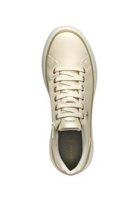 Sneaker in pelle beige con punta rotonda, superficie testurizzata, chiusura centrale con lacci e marchio discreto sulla soletta.