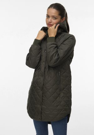 Manteau matelassé vert olive avec capuche, poignets côtelés et poche zippée sur le côté. L'ourlet est incliné, descendant sous la taille. Surface texturée.