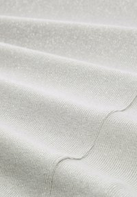 Strukturiertes, schimmerndes weißes Gewebe mit subtiler Rippenstruktur. Weiche Oberfläche, die Licht reflektiert und sanfte Falten bildet. Ideal für verschiedene Anwendungen.