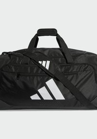 Čierna taška typu duffel vyrobená z odolnej tkaniny, s výrazným bielym logom, dvoma rukoväťami a odnímateľným ramenným popruhom pre všestrannosť.