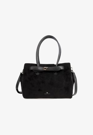 Borsa a tracolla nera in suede con doppie maniglie, tracolla staccabile e dettaglio a fibbia anteriore, su sfondo bianco.