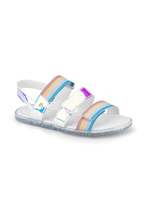 Biała sandał z trzema paskami w paski w kolorach tęczy, opalizującymi akcentami i przezroczystą podeszwą z niebieskimi brokatowymi detalami.