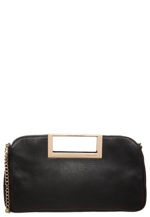 Sort tekstureret læderclutch med gyldent rektangulært udskåret håndtag og aftagelig gylden kæderem, minimalistisk design.