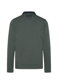 Camicia a maniche lunghe in cotone verde scuro con colletto a costine, stampa del logo sul retro e testo lungo l'orlo. Texture liscia e design aderente.