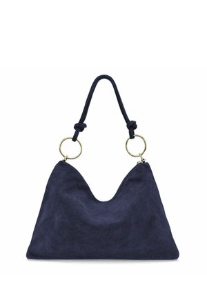Sac à main en daim bleu marine doux avec une anse unique passant à travers deux grands anneaux dorés sur fond blanc.