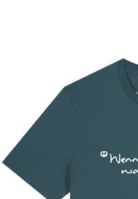 Donkerblau groene T-shirt met korte mouwen en witte gedeeltelijke tekst in het Duits die begint met een aanhalingsteken.