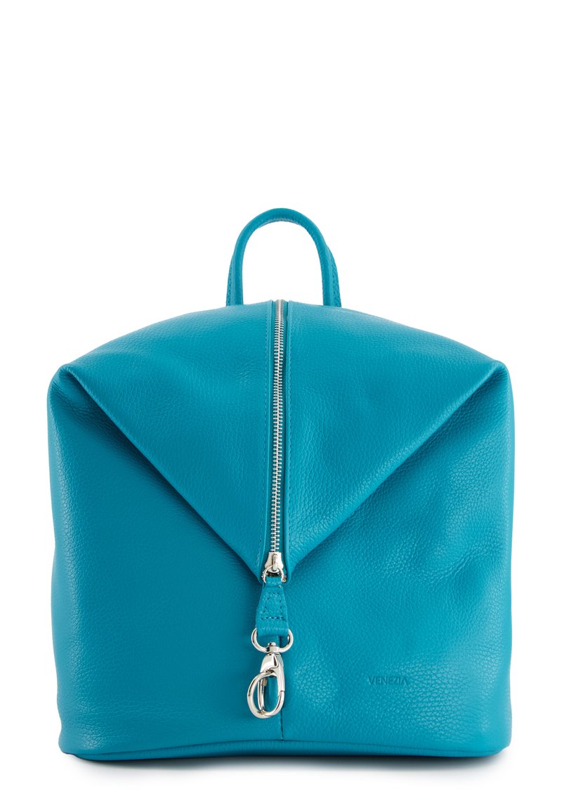 Sac à dos en cuir teal avec un rabat triangulaire et une fermeture éclair en métal. Présente une poignée supérieure et une texture lisse, accentuée par une étiquette logo.
