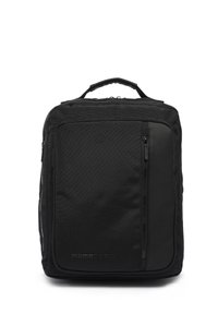 Zaino nero realizzato in tessuto texturizzato con una tasca frontale con zip, manico superiore e logo del marchio in rilievo. Design rettangolare elegante.