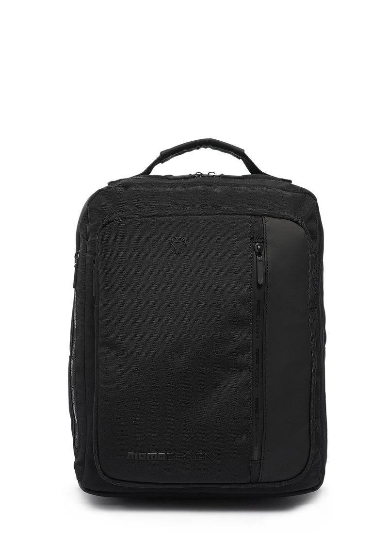 Zaino nero realizzato in tessuto texturizzato con una tasca frontale con zip, manico superiore e logo del marchio in rilievo. Design rettangolare elegante.