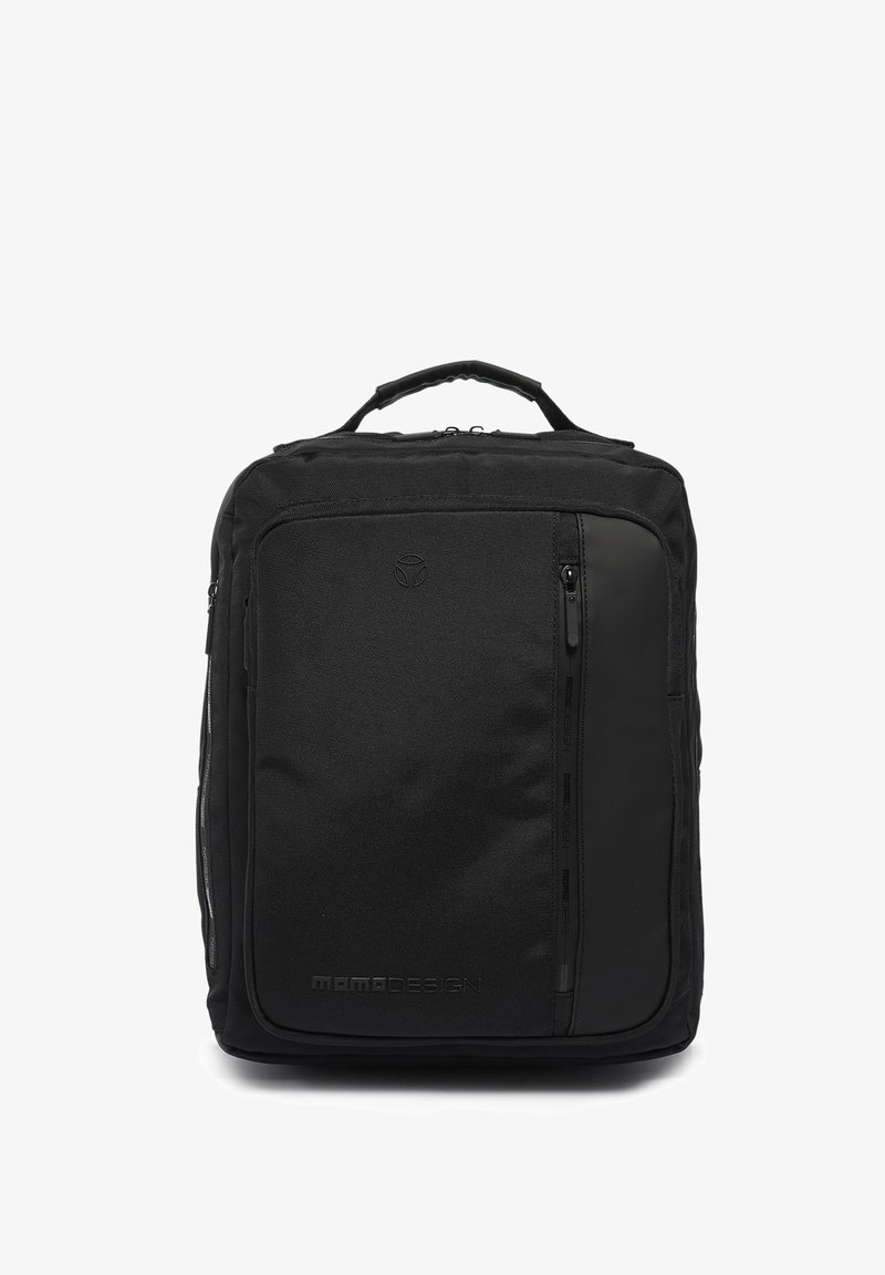 Zaino nero realizzato in tessuto texturizzato con una tasca frontale con zip, manico superiore e logo del marchio in rilievo. Design rettangolare elegante.