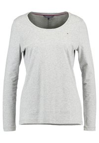 Graues Langarm-T-Shirt aus weicher Baumwolle mit weitem Ausschnitt. Verfügt über ein kleines Logo auf der Brust und eine dezente Textur.