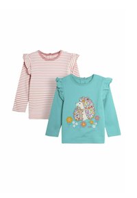Due camicie a maniche lunghe: una a righe rosa e bianche con maniche a volant e una turchese con un design di riccio e accenti floreali.