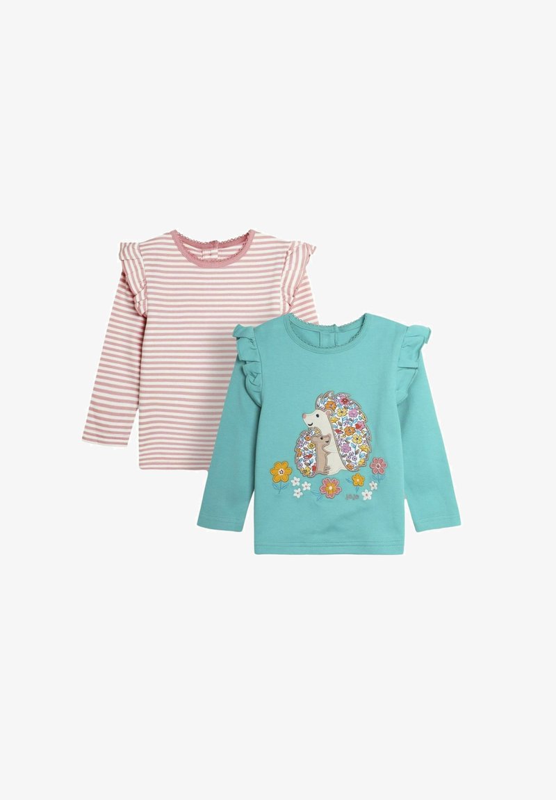 Due camicie a maniche lunghe: una a righe rosa e bianche con maniche a volant e una turchese con un design di riccio e accenti floreali.