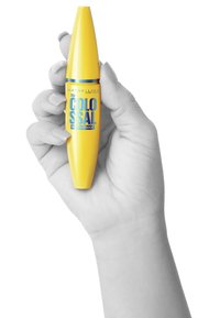 Mascara waterproof di Maybelline in un brillante tubetto giallo, con una punta arrotondata e testo blu in grassetto che legge "il COLOSSO." Mano che tiene il tubetto.