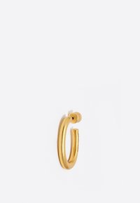 Pendiente de aro de metal dorado con una superficie lisa y pulida, que presenta un diseño curvado y un pequeño soporte.