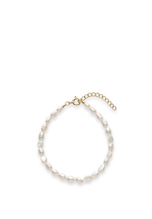Bracelet de perles avec des perles blanches irrégulières et un fermoir rallonge en chaîne dorée sur fond blanc.