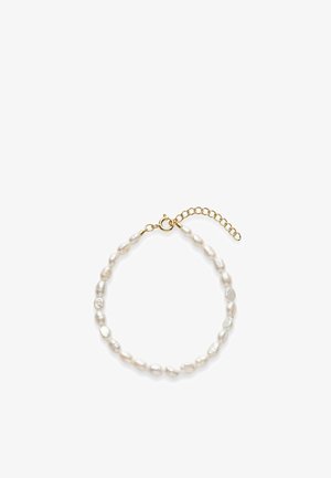 Bracelet de perles avec des perles blanches irrégulières et un fermoir rallonge en chaîne dorée sur fond blanc.