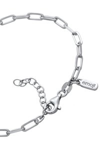 Silverfärgad metallkedja armband med förl�ängda länkar, med en kräfta lås och en graverad etikett med texten "emoji." Subtil glans, slät yta.