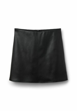 Schwarzer Kunstleder-Minirock mit glatter Textur, geradem Schnitt und einfacher Taille. Keine sichtbaren Muster oder Verzierungen.