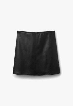 Schwarzer Kunstleder-Minirock mit glatter Textur, geradem Schnitt und einfacher Taille. Keine sichtbaren Muster oder Verzierungen.