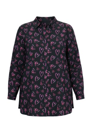 Sort skjorte med lange ærmer og knapper med mønster af lyserøde skitse-stil hjerter og sløjfer, med klassisk krave og sideslids ved kanten.