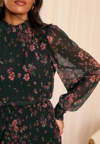 Love & Roses REGULAR FIT - PLISSE - Maxiklänning - black